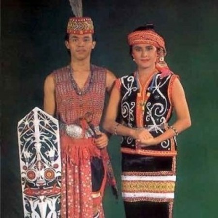 PAKAIAN ADAT  KALIMANTAN TIMUR KUSTIN