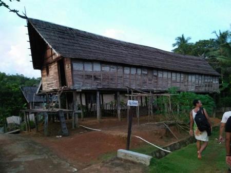 Rumah Betang yang Usianya Lebih Tua dari RI itu Kini Roboh